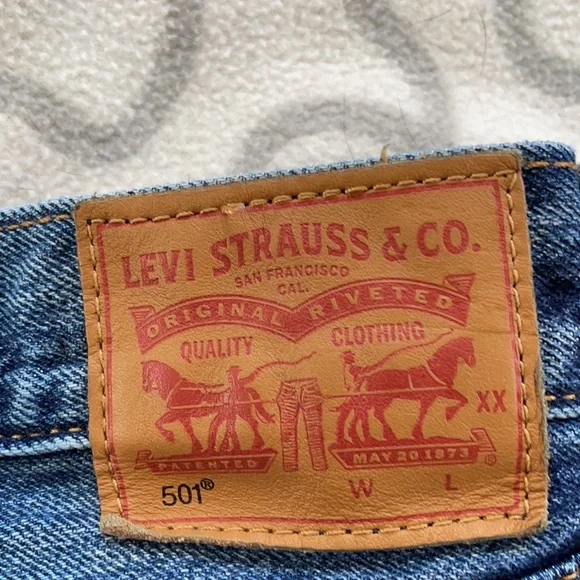 Levi’s 501 High Rise Raw Hem Shorts - Picture 4 of 6